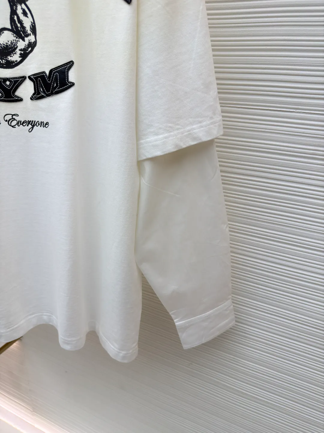 Acne Studios old logo fake two-piece long sleeves ●Original version: purchased and developed for 5500 ●Item number: 1681410-A65 ●Fabric: plain cotton fabric ●Technology: Glue printing production ●Color: white ●Version: fitted version ●Weight: about 400 grams ●Size: S-M-L-XL ●Description: Customized elegant cotton double-ply soft plain weave fabric and plaid moire memory plain weave cotton, soft and delicate, comfortable and close to the skin A hint of calmness and restraint in gray-toned green exudes a quiet and deep beauty. The ACNE GYM logo on the body is outlined with powerful white lines. For Everyone is simple but contains profound meaning. The old-fashioned effect that is inadvertently smudged meets the carrier of retro sentiment. It makes a stunning appearance in a fake two-piece version. It cleverly simulates the layering effect and is full of fashionable tension. Make every outfit a fashionable feast, using imported machine appliqué technology. Use advanced computer control systems and precision mechanical components to implement ACNE GYM appliqué operations. Present an embroidery effect with both clarity and three-dimensionality, using glue printing. The printing has been modified three times with film screens. Use glue liquid paint to print the pattern on the fabric. Bake the fabric to fix the printing pattern, and use the gradient old-fashioned spray process. Spray dyes of different colors on the surface of the fabric. Realize that clothes can show rich color changes under different lights and increase visual layering. The overall wiring is straight and delicate, the fabric is comfortable and soft, and the color is consistent without color difference. It can be matched with the same style to create a fashionable look and control various occasions. Customized accessories, complete with three standards, same style for men and women!